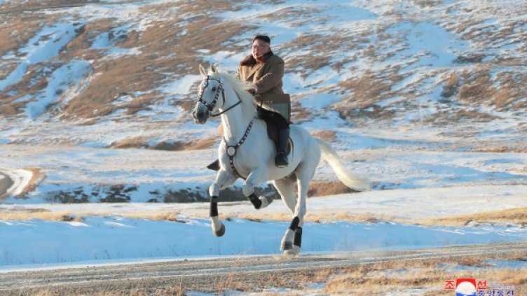 Велико? Ким на бял кон на най-високия връх на Корейския полуостров