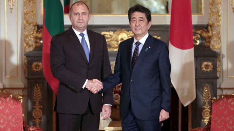 Румен Радев и Шиндзо Абе. Снимка: Президентство
