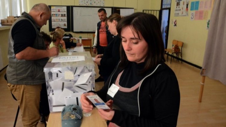 Снимка: Булфото
Шефката на секцията в Люлин Нина Димова, в момента, когато се запознава с репортерската карта на Иван Григоров. Снимка: Булфото