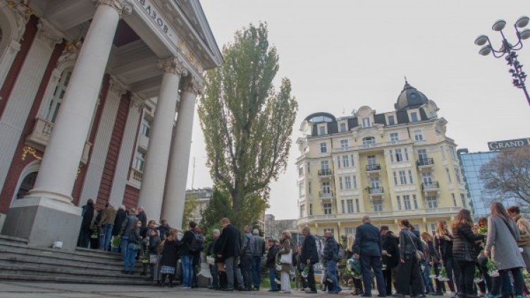 Народният театър осиротя. Стотици се простиха с  Йосиф Шамли