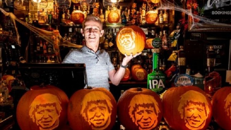 Хелоуин във Великобритания с... тикви с лика на Джонсън 