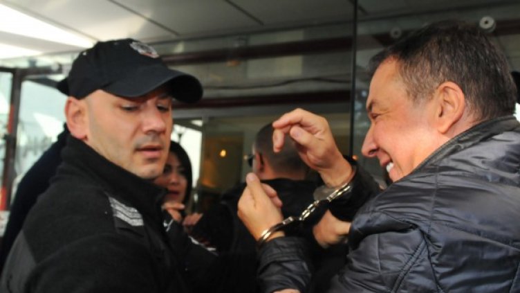 Кметът на Несебър се закле и потегли обратно към ареста