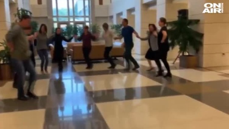 В американското посолство тропкат български хора