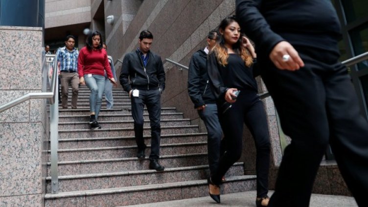 В някои сгради хората са се евакуирали. Снимка: Reuters