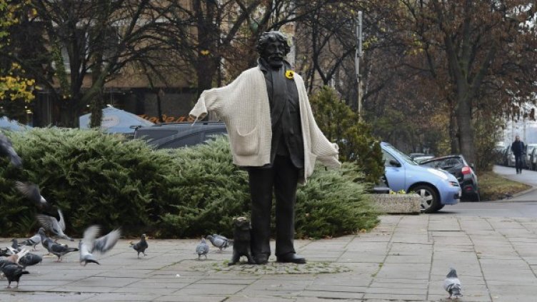 Заради студа&hellip; шегаджия наметна жилетка на Радой Ралин 