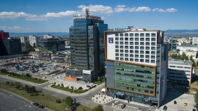 Офисите на "Маркан Холдинг" АД се намират в сградата на Новотел София, която е и негова собственост.
Американо-английската академия е собственост на холдинга, а сградата е построена от "Маркан" ЕООД