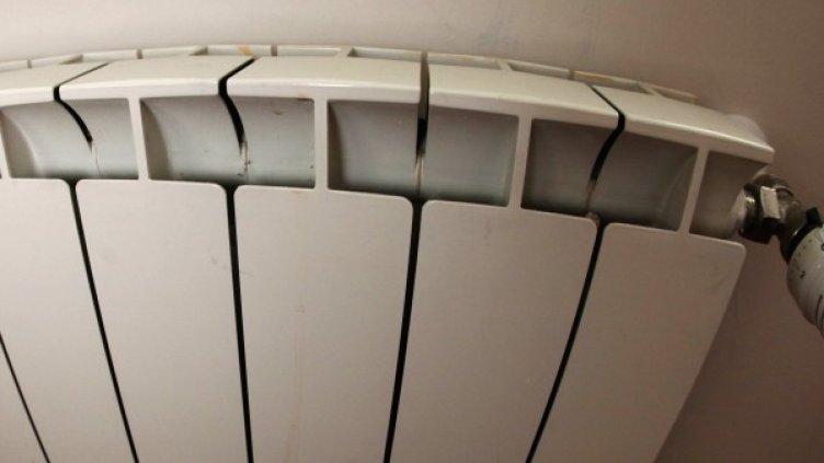 След ремонт спортна зала в Перник стои без парно, без съблекални...