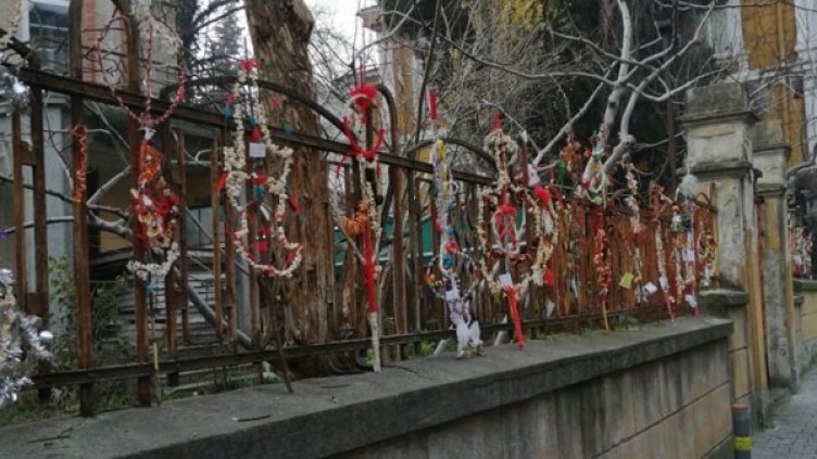 Сурвакници украсиха къщата на поета Веселин Ханчев