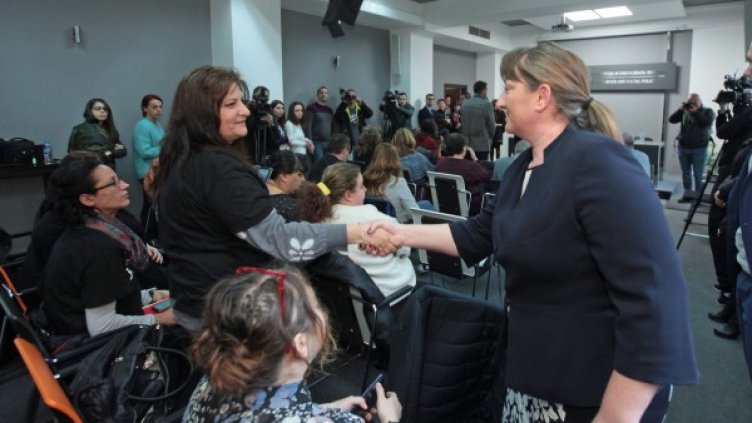 Сачева търси компромис, среща се с протестиращи 