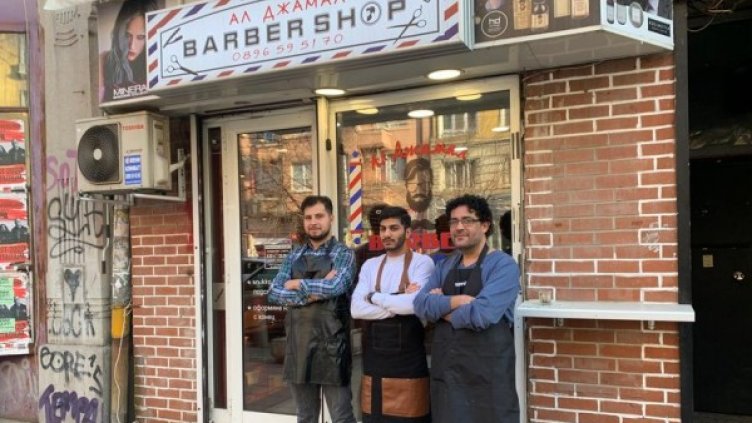 "Благодаря на България", казва Мохамед от Алепо (вдясно). Снимка: Дойче веле / А. Детев