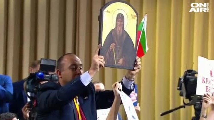 С икона пред Путин: Атанас Стефанов горд с постъпката си 