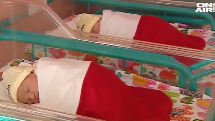Коледна радост в родилното &ndash; изписват бебета в чорапчета