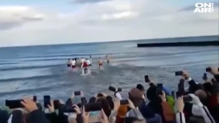 На хиляди километри: Смелчаци спасиха кръста и в Чикаго