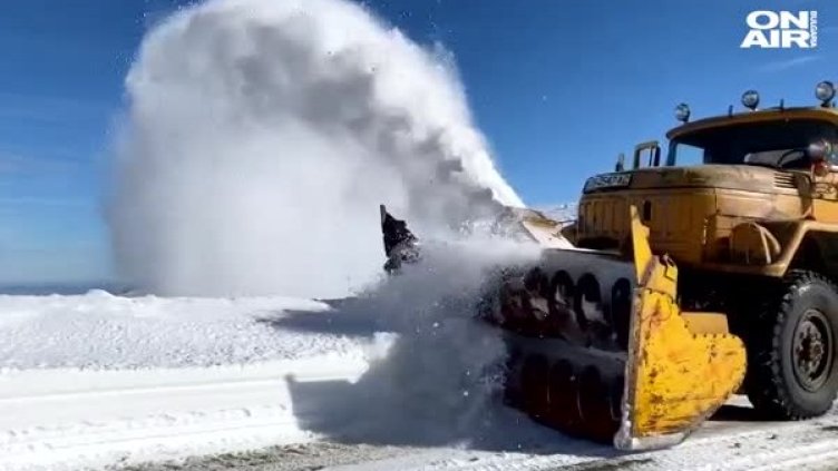 Снегорини разчистват преспите в Троянския проход