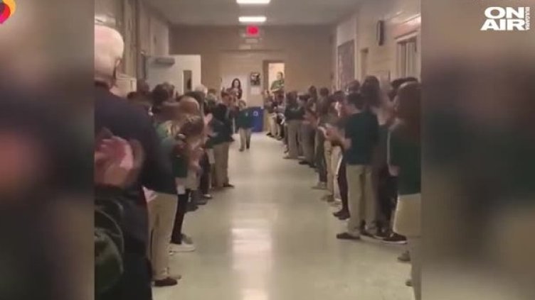 Съученици с аплодисменти за дете, преборило левкемията