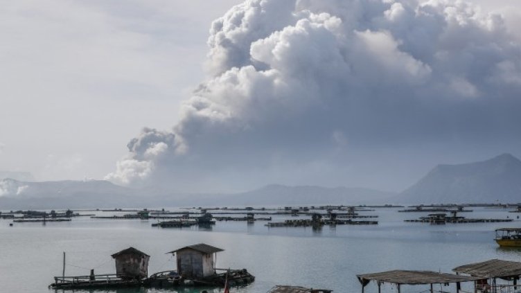 Вулкан изригна във Филипините: 45 хил. души са евакуирани