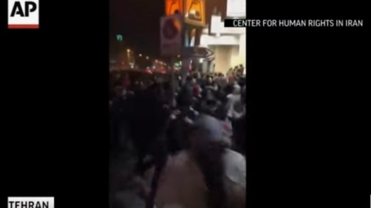 В Иран стрелят с бойни патрони срещу протестиращите 