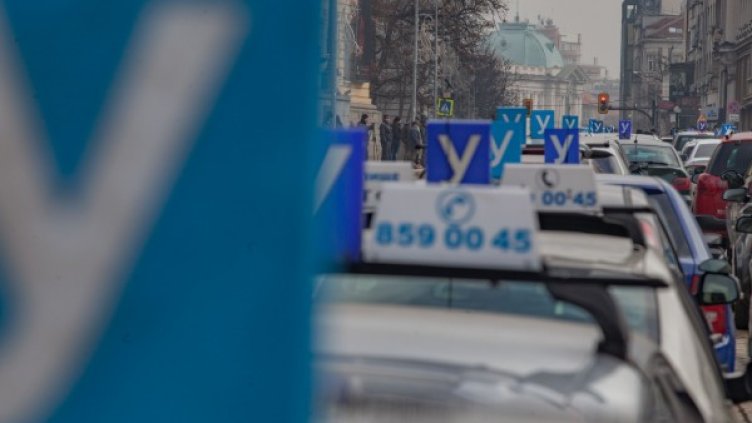 Инструкторите на протест заради новите правила: Блокираха центъра 