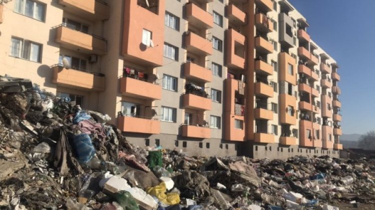 Блокът саниран, като новичък. А навън &ndash; купчини с боклуци