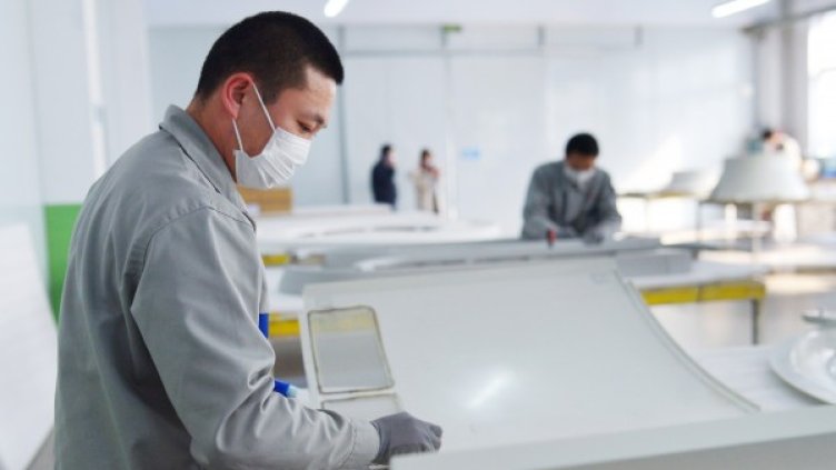 Фабриките в Китай с борба да възстановят производството