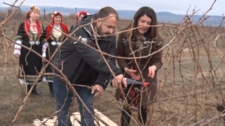 Херо Мустафа – пи ракия, пя, рецитира, сега заряза и лозята