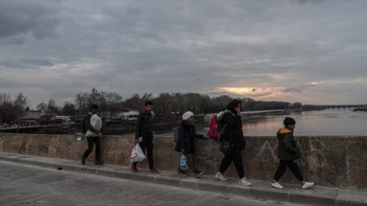 Струпалите се на гръцката граница мигранти – ниско образовани