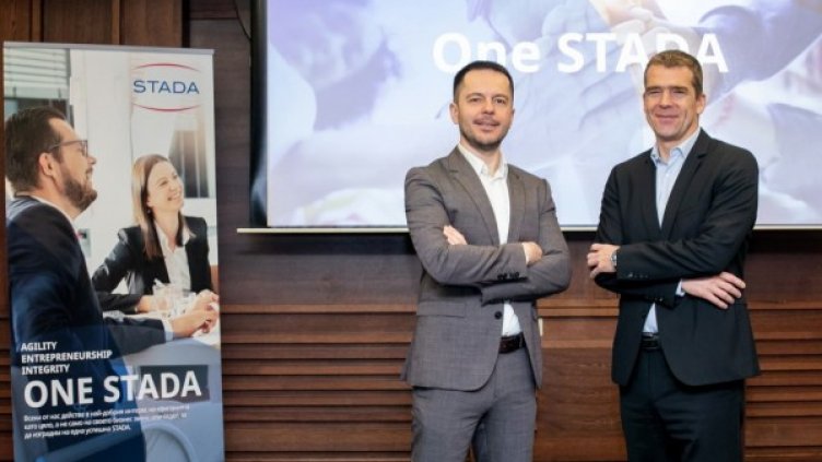 Деян Лаковски (вляво), управител на Стада Фарма България и д-р Волфганг Олиг, главен финансов директор на Стада