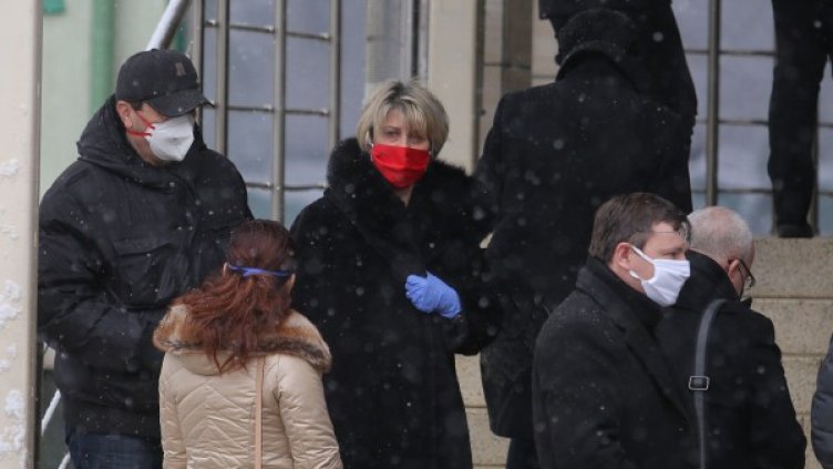 Един след друг: Депутатите под строй за изследване за COVID-19
