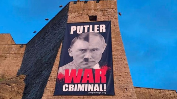 Естонска провокация за Путин: Изобразиха го като Хитлер на плакат, видим от Русия