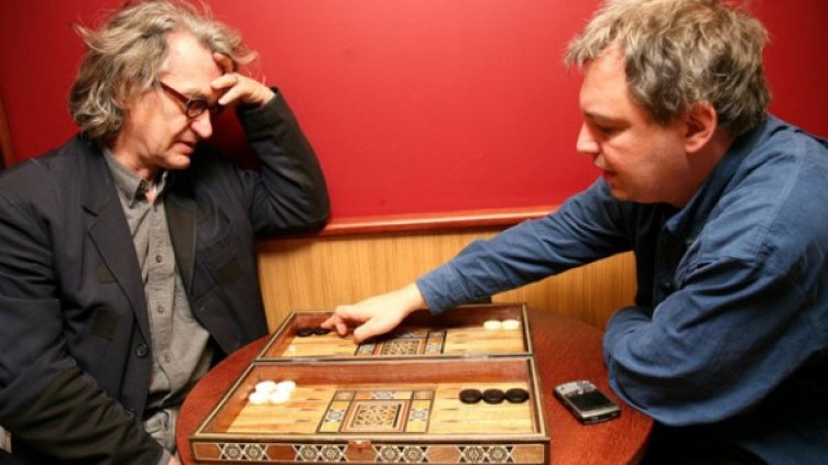 Стефан Китанов играе табла с Вим Вендерс. Снимка: архив, БГНЕС