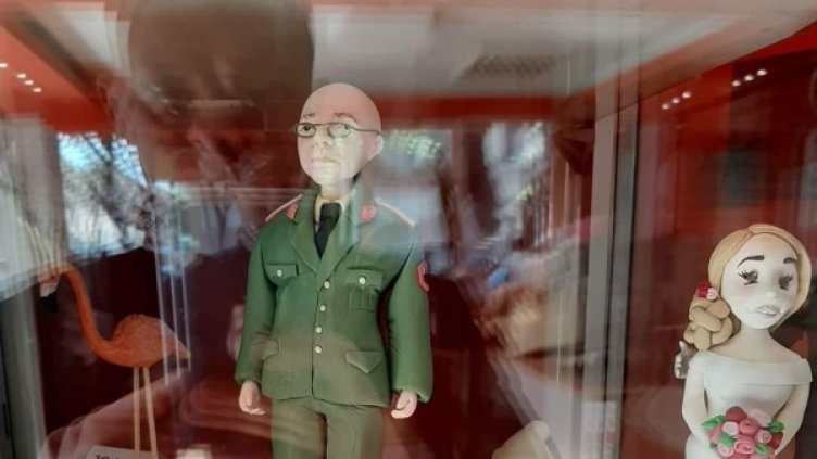 Мутафчийски върху фундамент от WC хартия и върху великденски яйца