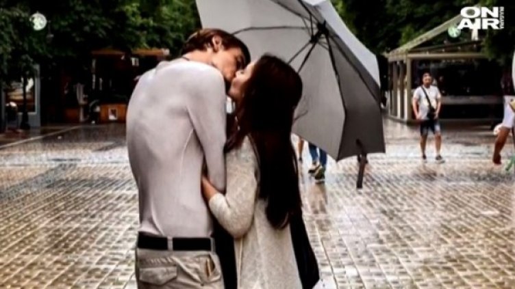 Историята на една целувка под дъжда, която се превърна в хит