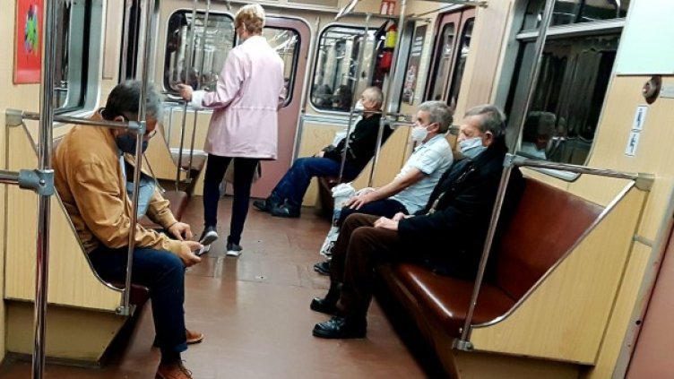 Маските в градския транспорт остават задължителни. Снимка: БГНЕС