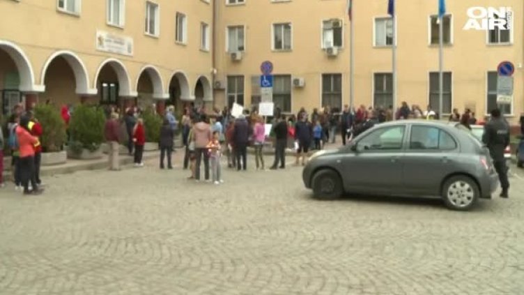 Протестите в "Захарна фабрика" продължават, хората се страхуват