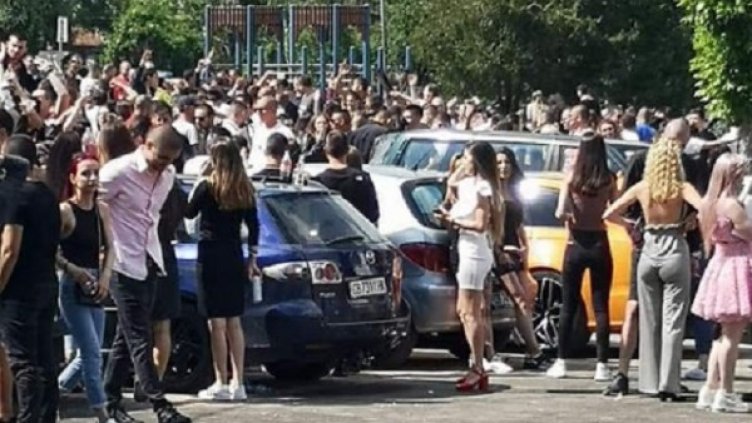 Изгонени от София, абитуриентите препълниха площада в Бистрица