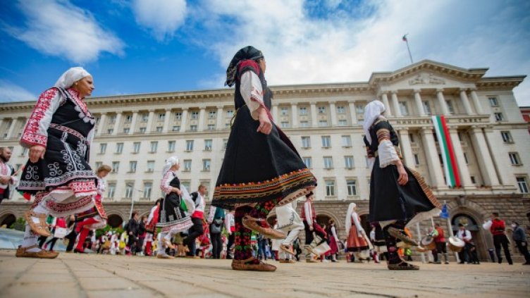 С песни, с танци  - на протест под прозорците на властта 