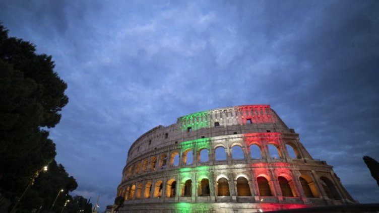 Амфитеатърът осветен в цветовете на италианското знаме. Снимка: БГНЕС