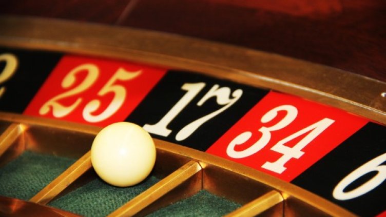 Защо в селата няма аптеки, но има казина?