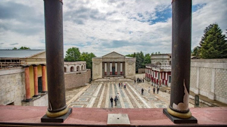 Киното и операта се сливат в атмосферата на древен Рим