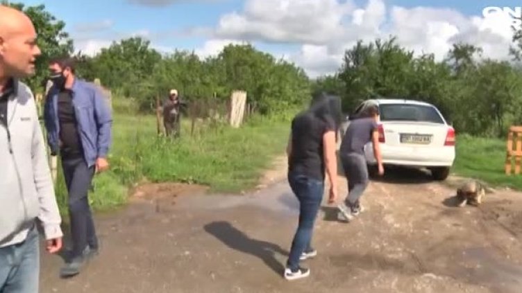 Нова жестокост с животно: Дете впрегна куче да дърпа каруца