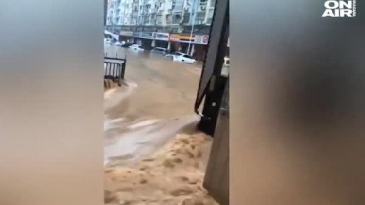 Жертви, изчезнали и хиляди евакуирани след наводнения в Китай