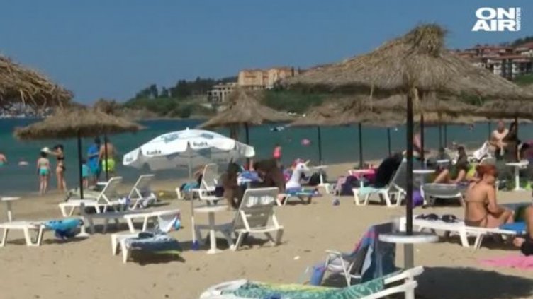 Близо 800 туристи останаха без чадъри и шезлонги на "Златна рибка" 