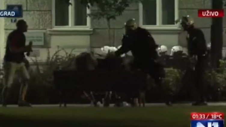 Брутално: Сръбски полицаи бият младежи на пейка в парка