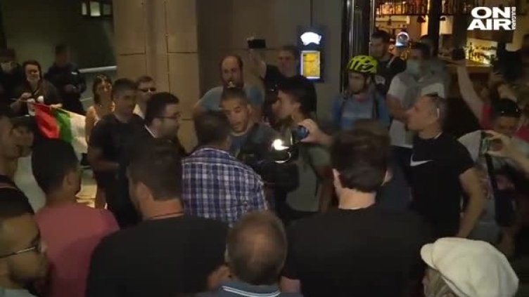 Агресия срещу екип на Нова телевизия на протестта