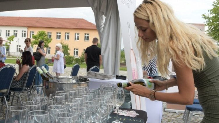 Източник: New Bloom Winery
Актрисата Татяна Лолова дава автограф. Източник: New Bloom Winery