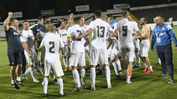 Футболистите на Монтана празнуват след победата. Снимка: LAP.bg