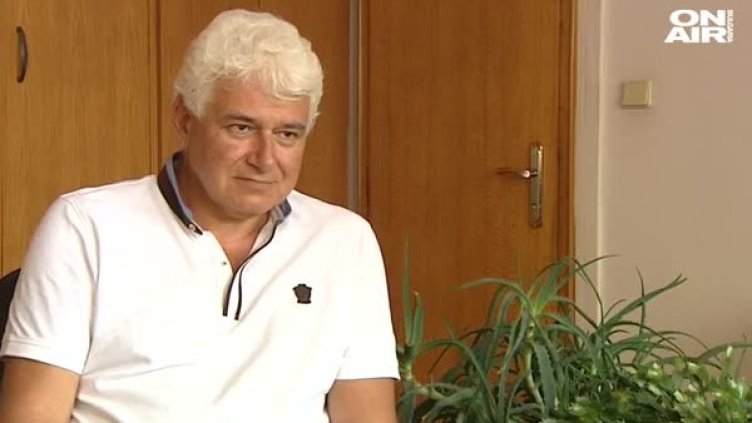 Всеки може да иска оставката на всекиго, но си има ред