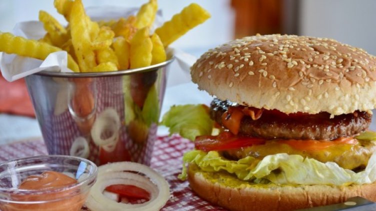 Пици, бургери,  хот-дог – опасни точно колкото и цигарите