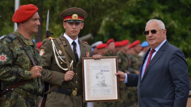 ЗАД "Армеец" връчи награда на най-добрия випускник на Националния военен университет