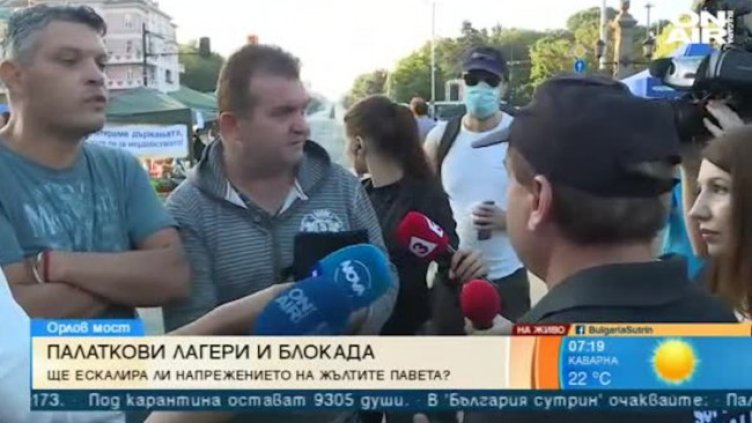 Преговорите на Орлов мост зациклиха, центърът остава блокиран